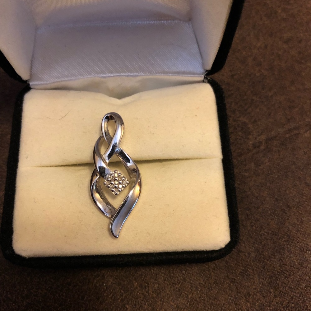 Sterling silver & white sapphire beautiful pendant